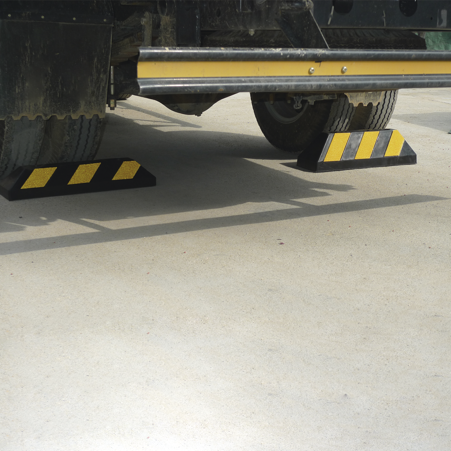AC55TC - Tope Vehicular 55cm / Para Camion / Estacionamiento / Color Negro-Amarillo.