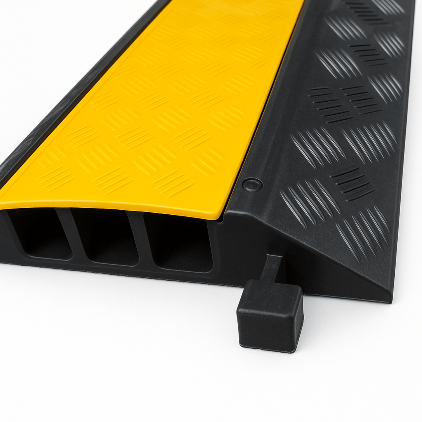 AC903-V2 - Protector de Cable de 3 Canales / Base de Goma y Tapa de Plástico / Tamaño del Canal 30x30mm / Capacidad de Carga 5 Toneladas / Longitud 90 cm / Ancho del Contorno 50 cm / Altura 4.5 cm / Color Amarillo-Negro / Material Hule