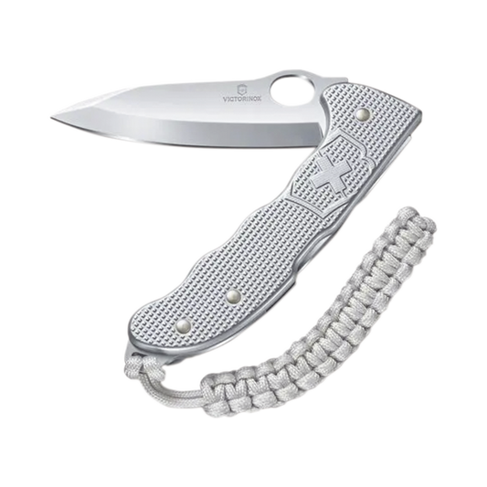 VM26 - Navaja Victorinox Hunter con Cachas Alox Acanaladas y Hoja a una Mano. Con Colgante Paracord Plateado.